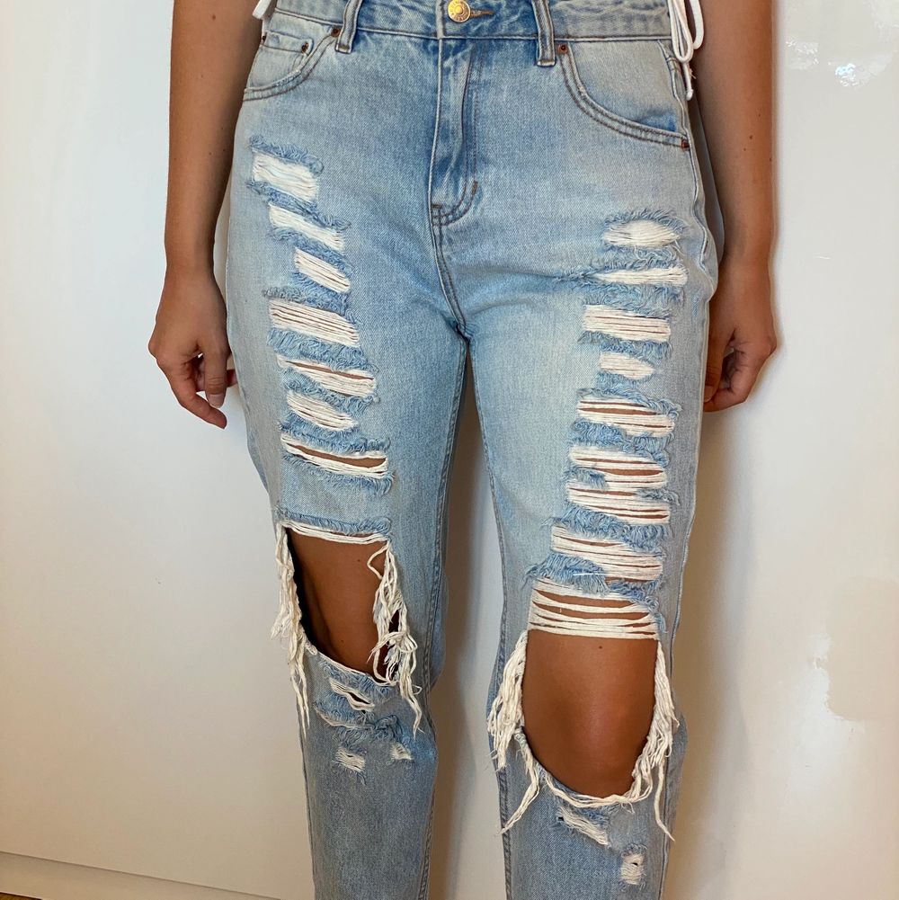 Ljusblå jeans med hål och slitningar från PULL&BEAR, storlek 38. Måttligt använda. Jeans & Byxor.