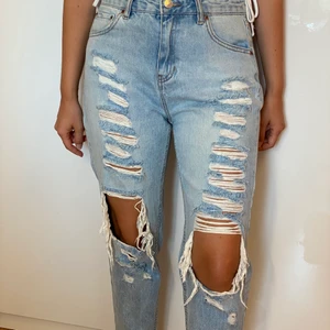 Boyfriend jeans med hål och slitningar från PULL&BEAR - Ljusblå jeans med hål och slitningar från PULL&BEAR, storlek 38. Måttligt använda