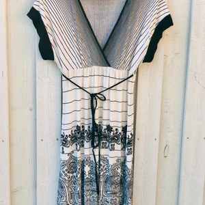 Klänning från Oasis - Fin, mycket bekväm klänning från Oasis. Svart/vit mönstrad med knytband i midjan. Inköpt för ca 10 år sedan. Klänningen slutar en liten bit under knäna. Sparsamt använd 