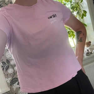 H&M kort t-shirt, storlek M - Säljer denna ljusrosa tröja 🌸🌸 då den inte mer används. 50kr och köparen betalar frakt 66kr spårbar. Skriv vid intresse!