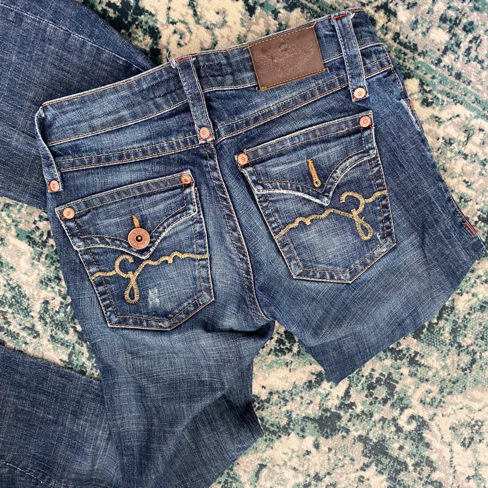 Vintage lågmidjade jeans med ascoola detaljer från Gina. . Jeans & Byxor.