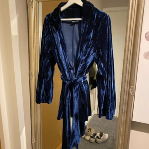 Jättesnygg kavaj i blå sammet - Jättesnygg och skön kavaj i blå sammet! Passar både till festen och kontoret!   Hämtas hos mig på Kungsholmen eller skickas för 79 kr 💌