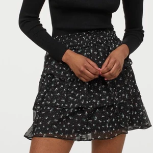 Volangkjol från hm - Superfin volangkjol från hm!💓 storlek M, säljer pga att jag köpte fel storlek💓 180kr ink frakt💓