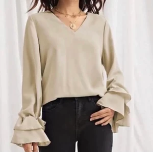 Blus med volangärm  - Beige blus med vackra volanger i ärmsluten. Köpt här på Plick och ser ut att vara i nyskick, dock är den en storlek för liten för mig. Passar XS perfekt skulle jag säga! Sååå snygg och hade lätt behållt om storleken funkat. Kan posta eller mötas upp i Malmö. Hör av dig vid frågor! 🌼🥰