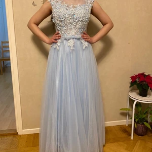 Maxi klänning M L - Maxi fest klänning med fina detaljer 