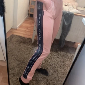 Gant mjukisbyxor  - Här är ett år gny mjukis byxor. Dom har ett litet hål på rumpan därav priset. Lätt att sy till om man är händig. Köpta för 800 kr.Frakten står köparen för 