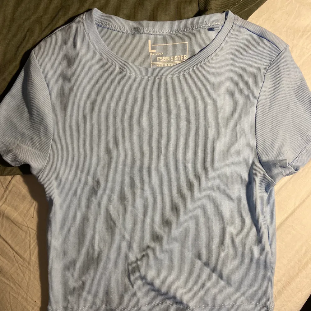 En grön och en ljusblå t-shirt, superfina nu till sommaren, lite i den kortare modellen🤍 står att det är L men skulle säga att det är en S🤍. T-shirts.
