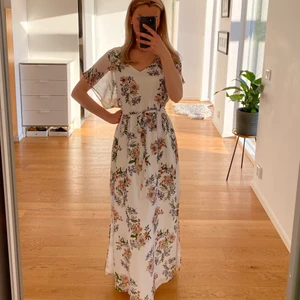 Lång klänning - Lång sommarklänning med snöre och resår i midjan. Passar både storlek XS och S. Otroligt vacker och skön att ha på sommaren! Frakt tillkommer✨