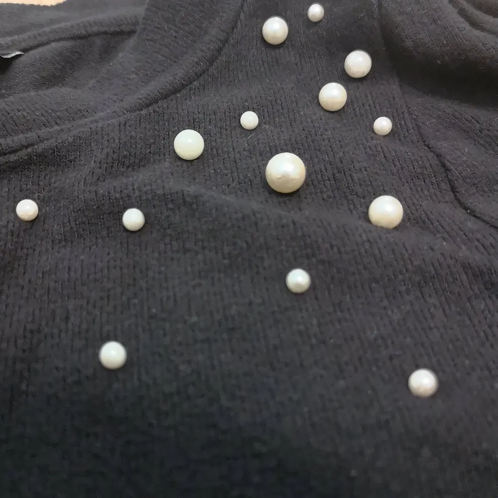 Säljer denna tröja med pärlor från ginatricot då den inte kommer till användning nå mer. Den är använd men fortfarande fint skick. Inga pärlor har ramlat av. Den är storlek S. 💗. Tröjor & Koftor.