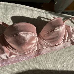 Balconette bh - Balconette bh från Lounge Underwear som aldrig använts. Ljusrosa satin. Storleken motsvarar ungefär en 75D. Men skulle säga att den passar en C-kupa bäst. 