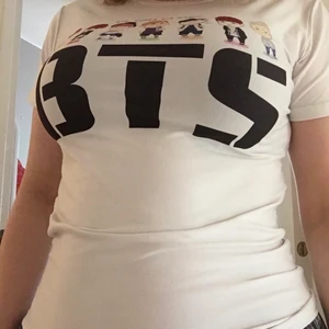 Vit tröja med tryck - Storlek M. Otroligt skönt material och väldigt luftig även om den sitter tajt på mig! BTS tröja med alla deras medlemmar animerade samt bandets namn stort på tröjan. 