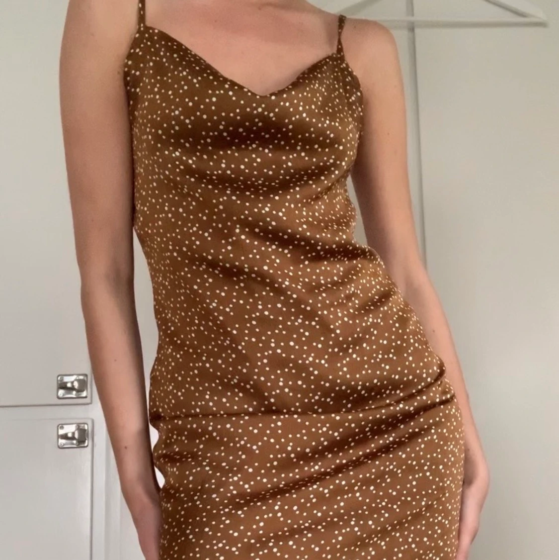 Medellång klänning brunprickig strl 34 