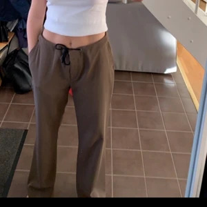 Kostymbyxor - Bruna kostymbyxor köpt second hand de är ganska stora på mig som har S så jag har tagit ett skosnöre där de nog brukade va ett annat snöre förut🌸frakt tillkommer