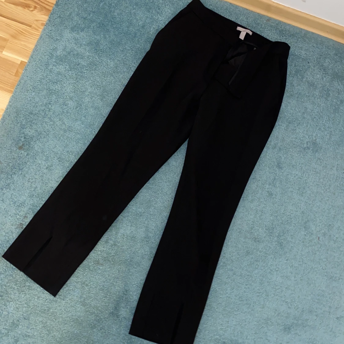 Svarta kostymbyxor med slit