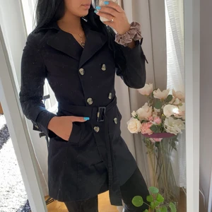 svart kappa - köpt utomlands. blivit liten på mig som är 36a i strl. den är tunn! kan fraktas