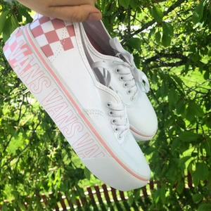 VANS storlek 39 - Jag säljer nu mina vans skor som alldrig varit använda så dom är i helt nytt skick, köpte dem men var förstora och kunnde ej lämna tillbaka.  Skorna är i storlek 39