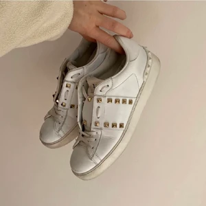 Valentinosneakers - Valentino Open sneaker i storlek 38 (passar som 39)! Välanvända o ganska slitna!! Skriv för fler bilder 