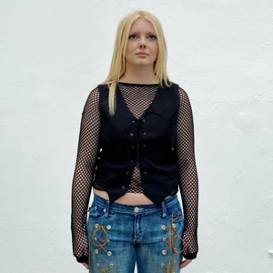 VÄST NO: 2 - EZZIE X PLICK - Svart kavajväst med snörning. Remake från en secondhand-kavaj. Designad av Ezzie i samarbete med Ebba Martin. (Shipping only within Sweden)