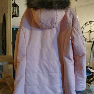 Figur sydd snygg puder rosa jacka. Använd en gång pga fel storlek. Höst/vinter jacka