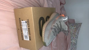 Yeezy  - Säljer ett par Yeezy true form i storlek 38. De är använda ett par gånger men i väldigt bra skick. Man kan bara se att de är använda undertill. För fler frågor skicka ett meddelande! 