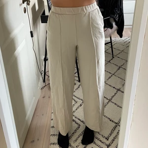 Byxor - Jätte fina vida byxor från Zara i bra skick då dom bara är använda ett fåtal gånger. Säljer pågrund av att de blivit lite för korta för mig som är 167 då dom slutar vid mina anklar. 