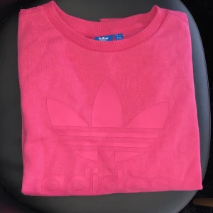 Adidas tröja  - Använd 1 gång om ens de. Har ett annat material i ryggen som är lite tunnare o skönare. Storlek 34/Xs