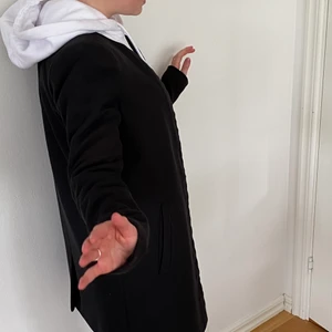 Svart kappa  - Svart tunn vårkappa från only i fint skick😊✨