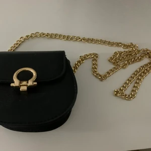 Liten väska - Snygg svart axelväska 