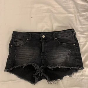 Korta jeansshorts  - Storlek M
