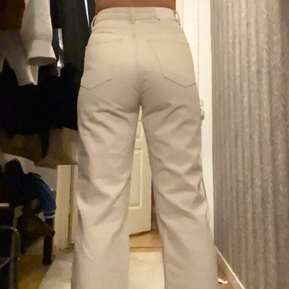 Jeans från Weekday i modellen rowe med extra hög midja, färg ecru strl W26 L30. Säljer för de är för tighta och lite korta på mig. Är 168. Jeans & Byxor.