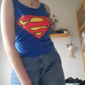 Supermanlinne  - Supermanlinne. Köptes som S, men funkar även större, helt beroende på hur man vill att den ska sitta.