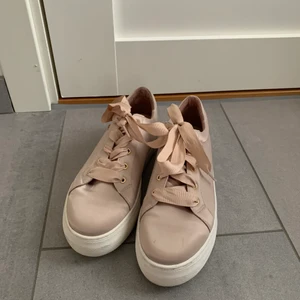 Sneakers från K.Cobler - Fina sneakers från K.Cobler, aldrig använda och därför i nästan nyskick! Originalpris 700kr. Köparen står för frakt!