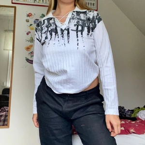 Långärmad tröja - Svinball långärmad tröja från clockwork i storlek M! Säljer då jag inte får så mycket användning för den längre 