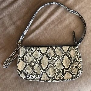 Axelväska - Axelväska från bershka som tyvärr inte används så mycket som jag tänkte. Bra skick 😊