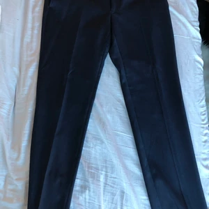 Perfekt kostym för studenten - Använd endast en gång och säljer denna då jag behöver större inför studenten. Storlek på byxorna är 32/32 och kavajen är i 46 long slim fit.