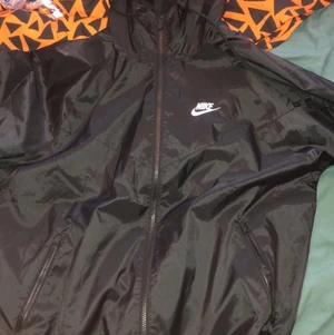Nike - Säljer en gammal nike jacka helt oanvänd. Cond 10/10