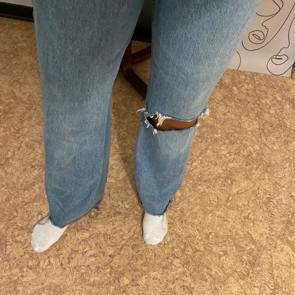 Säljer dessa högmidjade vida jeansen från nakd. Använt dem en del men dem är fortfarande i bra skick. Hålet i jeansen är klippt själv men ser fortfarande coolt ut :) (enligt mig:pp). Jeans & Byxor.