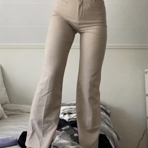Beiga kostymbyxor från monki - Beiga kostymbyxor från monki med knapp och dragkedja samt fake fickor både fram och bak. Storlek 34 men skulle kunna passa 36 ⚡️ 100kr + frakt 