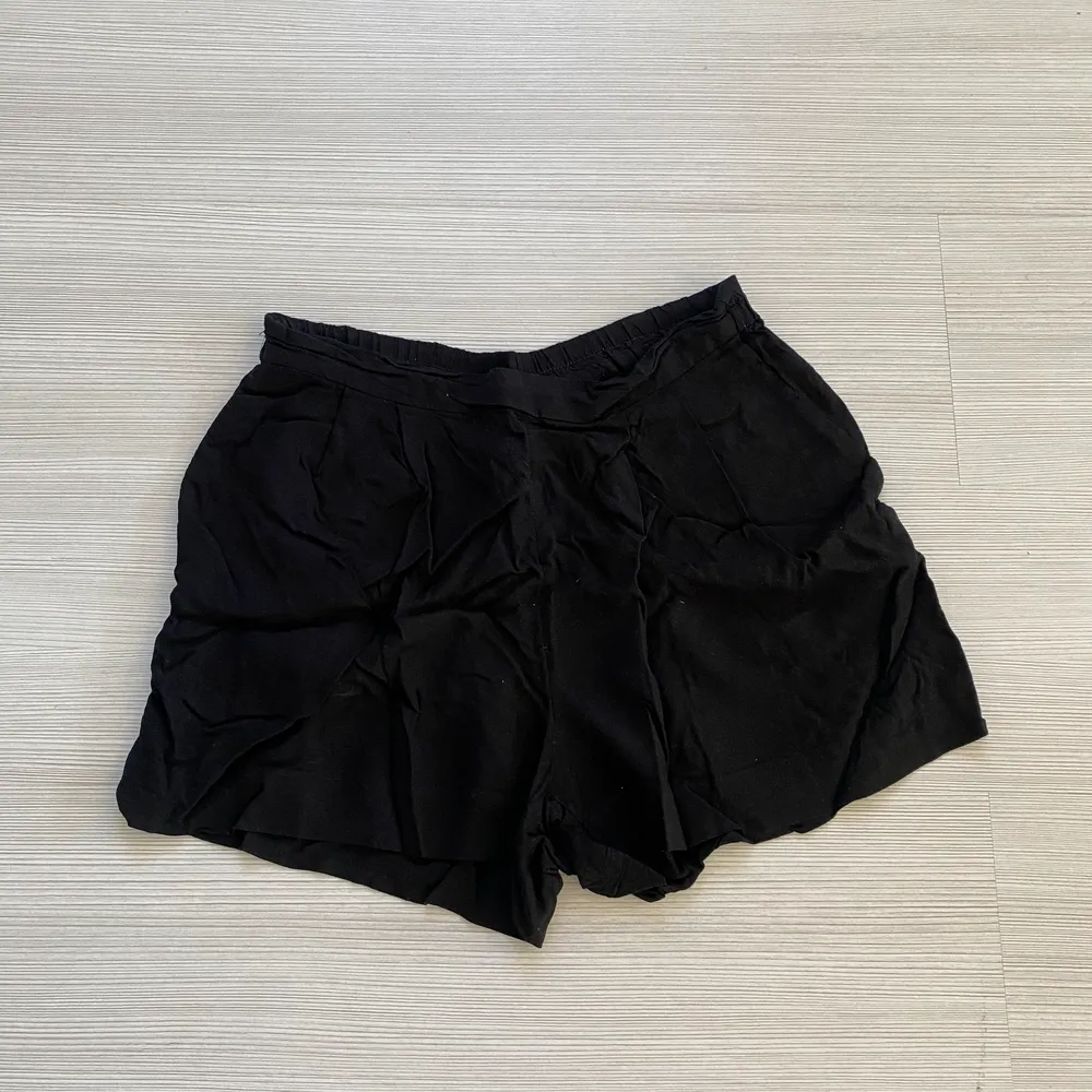 Svarta mjuka shorts från H&M i storlek 34. Supermjuka och härliga med fickor vilket är superskönt!! Får tyvärr inte på mig dessa längre därav inga bilder hur dom sitter på💕. Shorts.