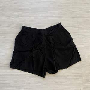 Svarta mjuka shorts från H&M i storlek 34. Supermjuka och härliga med fickor vilket är superskönt!! Får tyvärr inte på mig dessa längre därav inga bilder hur dom sitter på💕