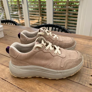 Eytys yet combo suede  - Sneakers i mocka. Är välanvända, men fortfarande hela och i gott skick. Strlk: 37, men däremot rätt stora i storleken (Jag har annars 37,5 - 38 i strlk ) 