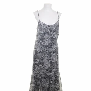 Esprit klänning - Säljer denna söta espirit klänningen I storlek 36 och säljer för 100kr 