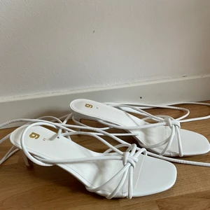 Vita sandalettklackar - Vita sandalettklackar storlek 41. Säljer på grund av för stor storlek för mig! Helt nya, endast testade. Snörning på benen, så fina! Slut i sortiment hos Gina Tricot. Inte hög klack, lätta och bekväma att gå i! !!!!Pris inklusive frakt!!!!!💛