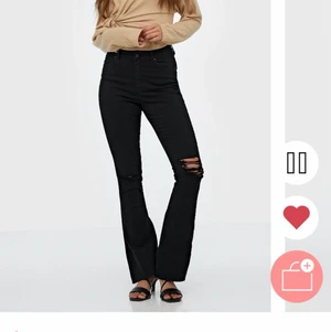 Svarta bootcut jeans - Jag säljer ett par fina bootcut jeans från ginatricot. Ordenariepris är 399 och jag säljer dom för 170 kr💗 dom är i ett bra skick och är knappt använda. Skriv till mig om du har några frågor. 