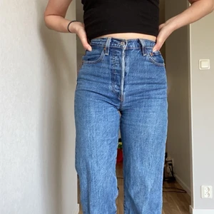 Levis  - Snygga jeans, tyvärr för små för mig :// 