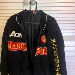 VINTAGE FOOTBALL JACKET - Med Manchester United loggan på ryggen. I bra skick väldig cool och trendig. 100kr🤍