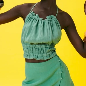 Sommar topp - Säljer denna jätte fina gröna toppen från Zara. Säljer då jag inte får den till användning. Slutsåld på hemsidan! Endast använd en gång så är helt i nyskick!