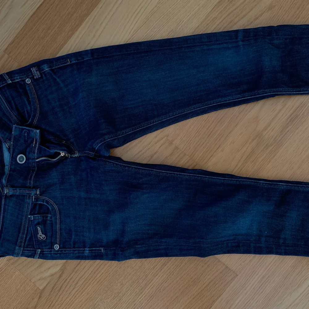 Ett par lågmidjade mörkblåa jeans som med en urtvättad effekt och gula sömmar. Jeansen är från 1900-talet. Jeansen är från G stat och köpa för ungefär 1200kr. Startar budgivning på 400kr. Storleken är W 26 L 32. 💛. Jeans & Byxor.