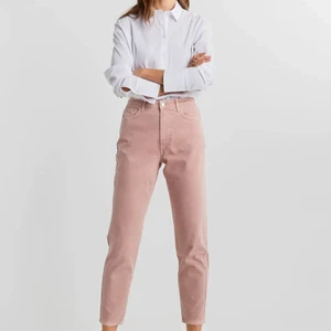 Rosa mom jeans - Ljusrosa byxor som är så fina till sommaren! Använt max 3 gånger. Säljer pga att jag inte använder dom längre och de har blivit lite korta för mig som växt mycket på senaste. Köpta för 399 sek