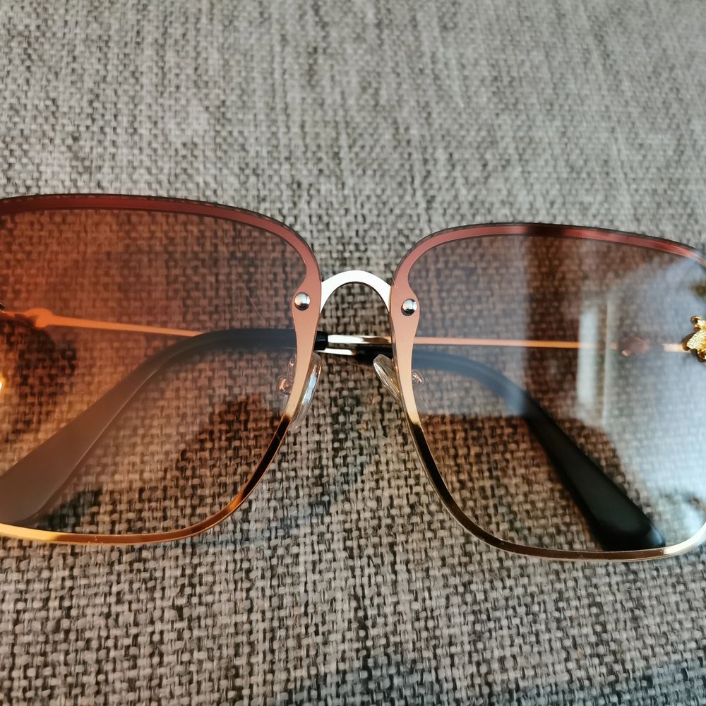 Inspirerade av gucci solglasögon, helt nya. Dom är stora. Uv400 skydd. . Accessoarer.